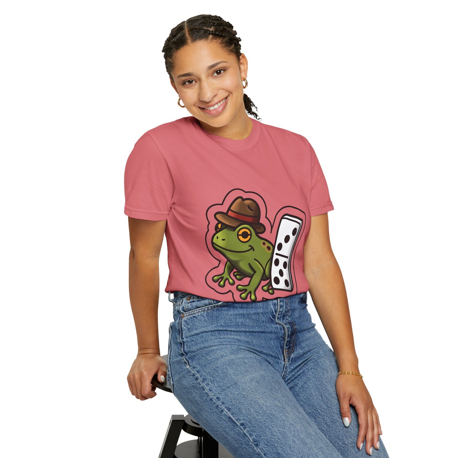 Domino Frog Graphic T-Shirt — Cute Frog in Fedora Tee / Camiseta Gráfica de Rana con Domino y Sombrero - Image 11