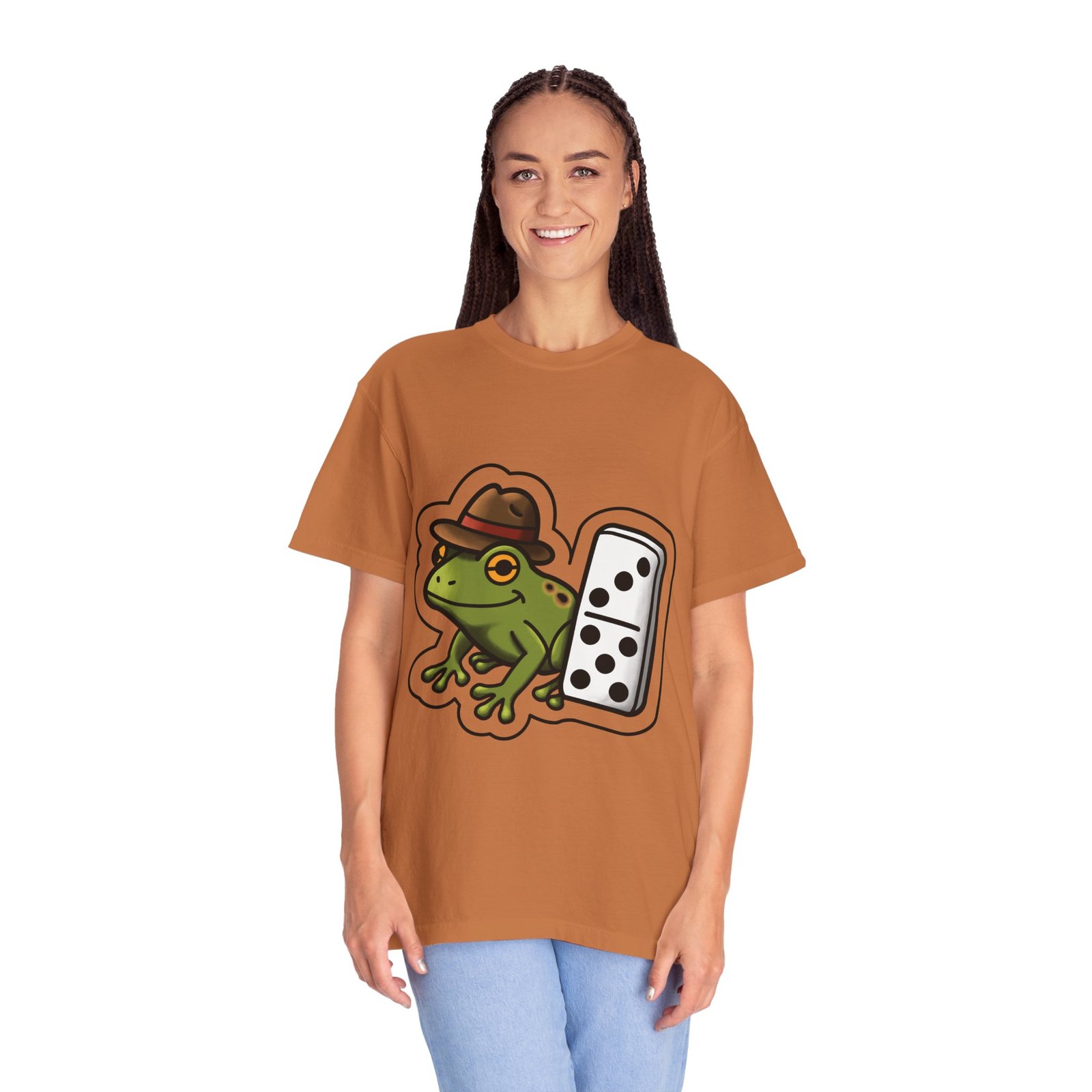Domino Frog Graphic T-Shirt — Cute Frog in Fedora Tee / Camiseta Gráfica de Rana con Domino y Sombrero - Image 5