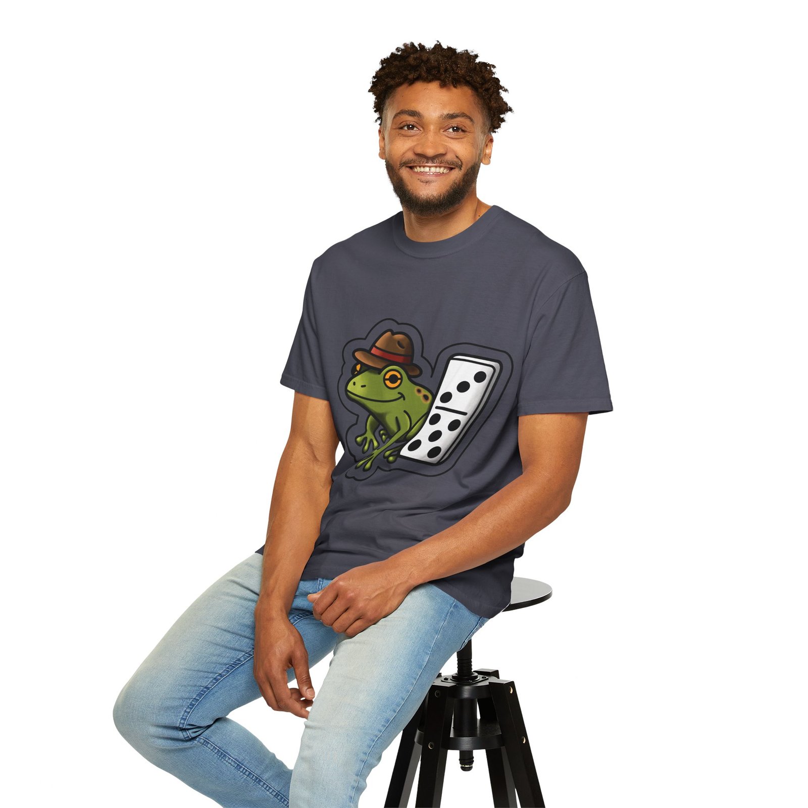 Domino Frog Graphic T-Shirt — Cute Frog in Fedora Tee / Camiseta Gráfica de Rana con Domino y Sombrero - Image 10