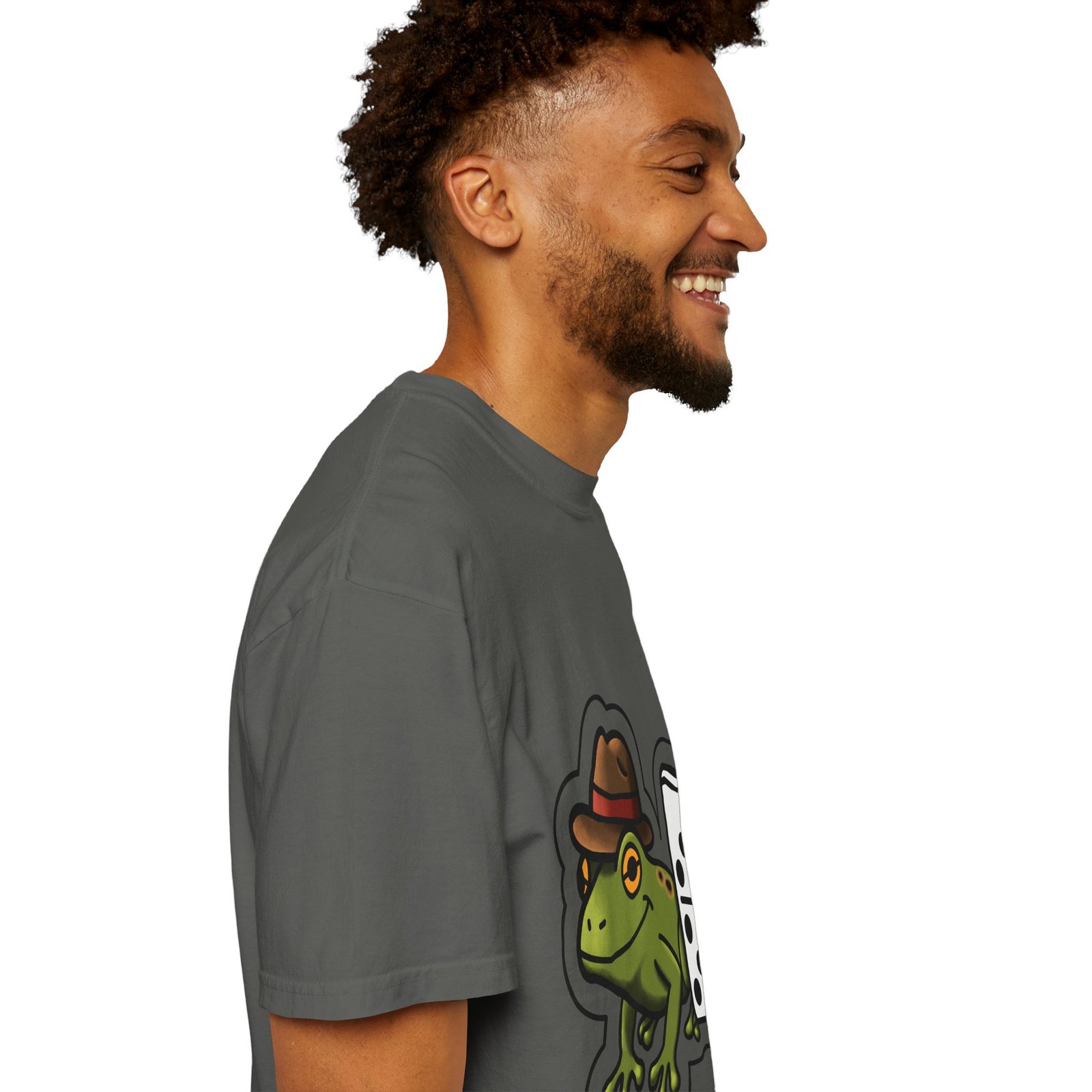 Domino Frog Graphic T-Shirt — Cute Frog in Fedora Tee / Camiseta Gráfica de Rana con Domino y Sombrero - Image 7