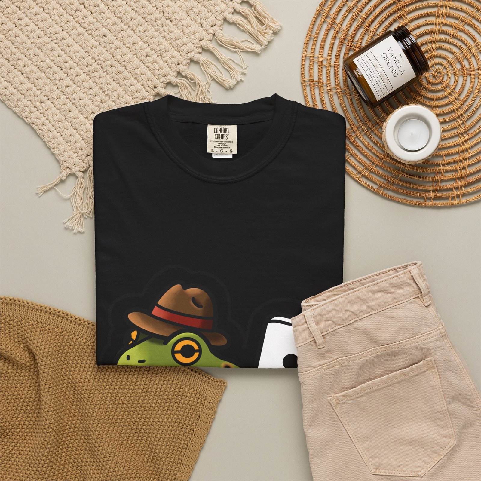 Domino Frog Graphic T-Shirt — Cute Frog in Fedora Tee / Camiseta Gráfica de Rana con Domino y Sombrero - Image 8