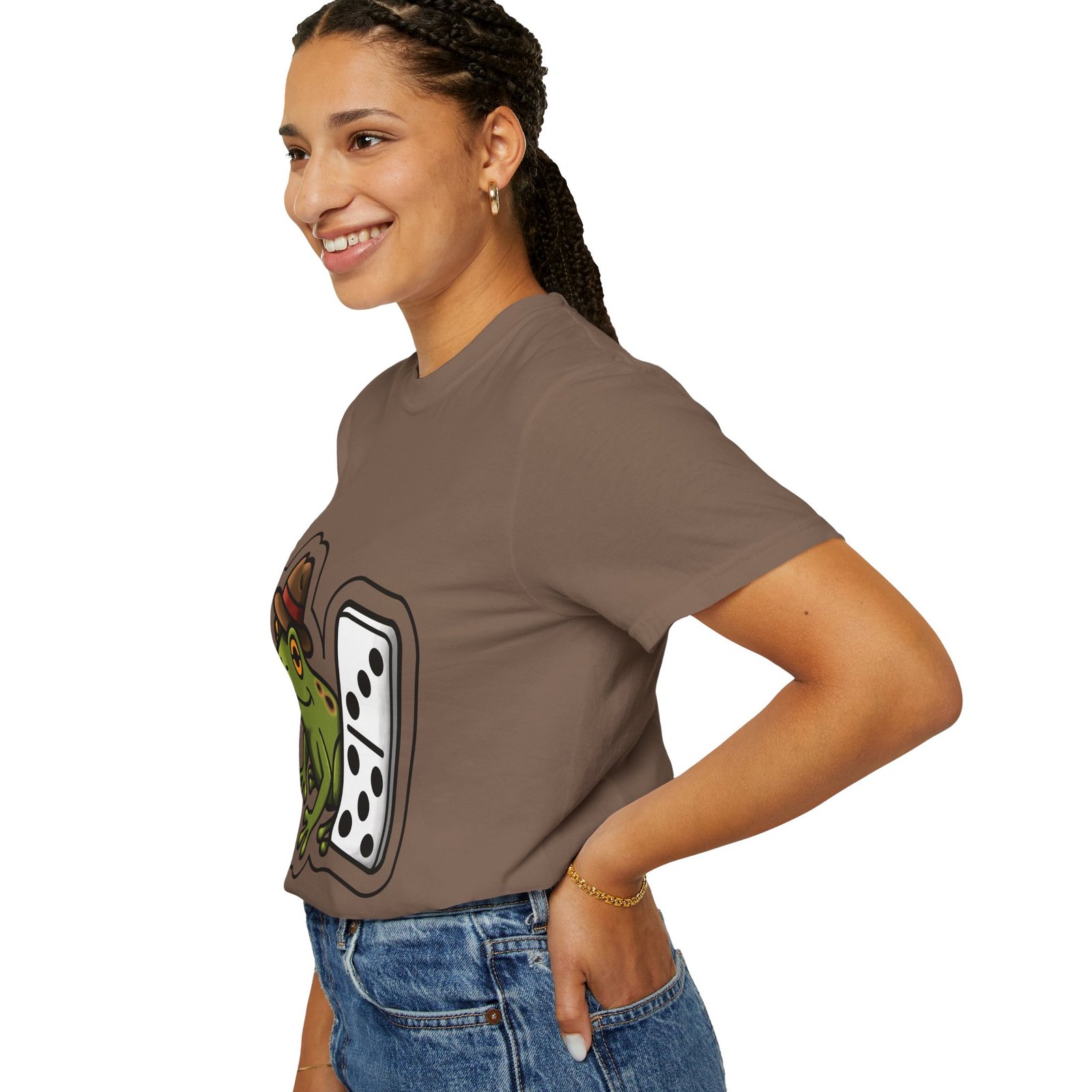 Domino Frog Graphic T-Shirt — Cute Frog in Fedora Tee / Camiseta Gráfica de Rana con Domino y Sombrero - Image 6