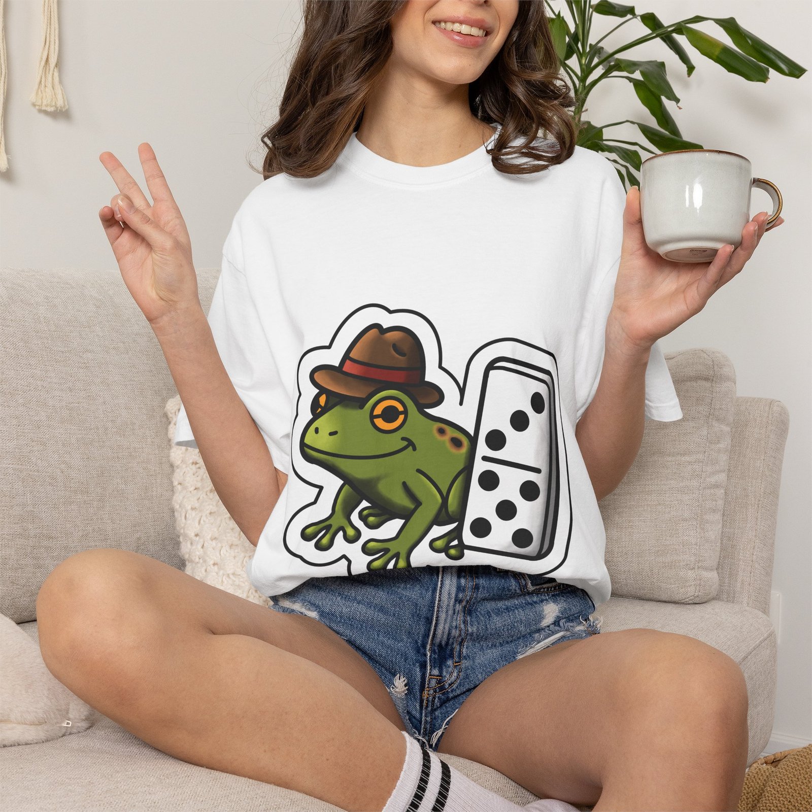 Domino Frog Graphic T-Shirt — Cute Frog in Fedora Tee / Camiseta Gráfica de Rana con Domino y Sombrero - Image 3